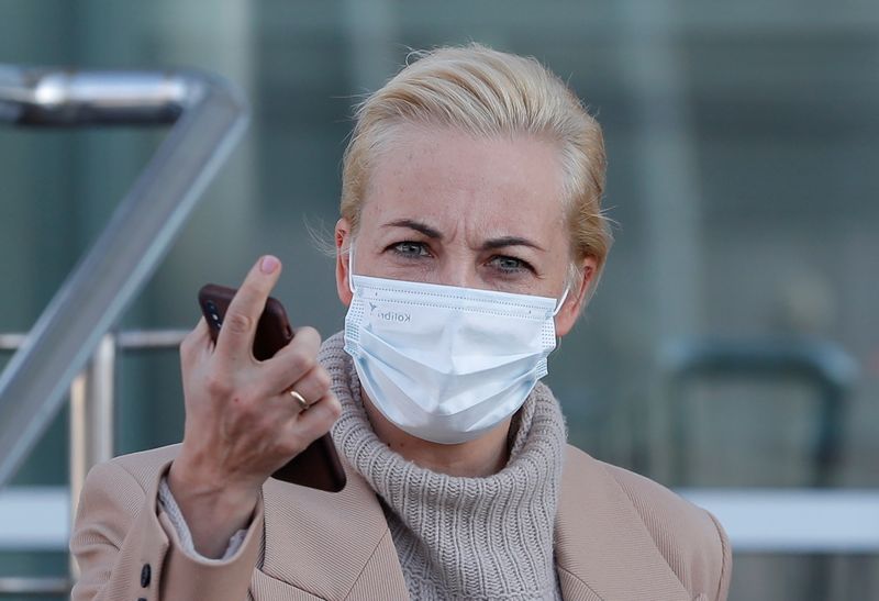 © Reuters. Yulia Navalnaya, wife of Russian opposition leader Alexei Navalny, leaves after a court hearing in Moscow