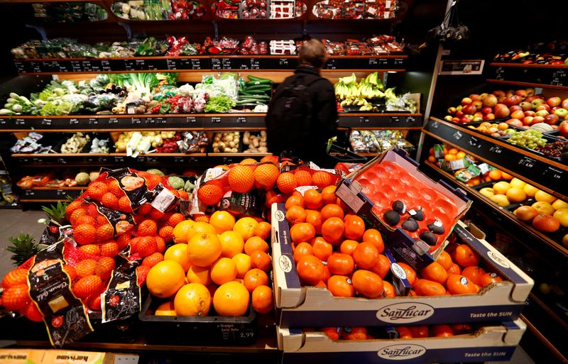 &copy; Reuters. FILE PHOTO: Full shelves with fruits are pictured in a supermarket during the spread of the coronavirus disease (COVID-19) in Berlin