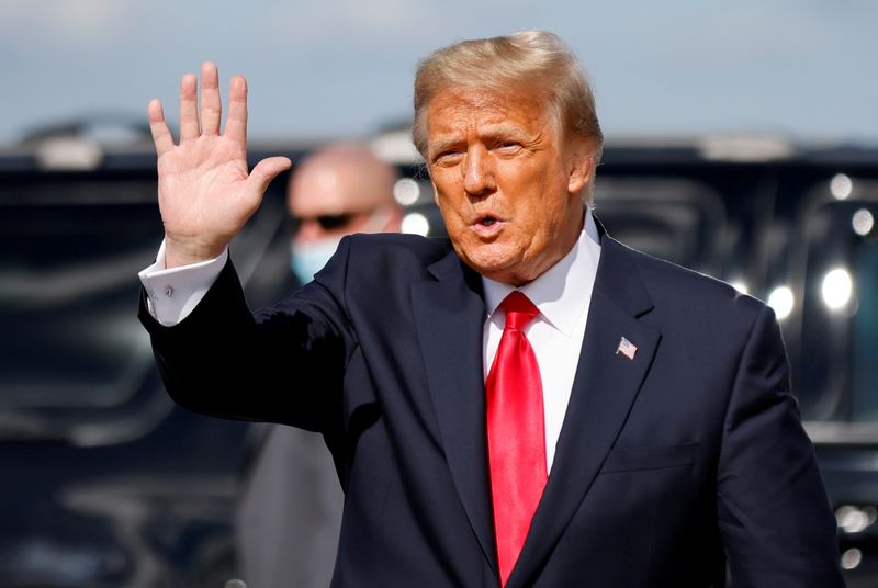 &copy; Reuters. FILE PHOTO: U.S. President Donald Trump arrives at Palm Beach International Airport