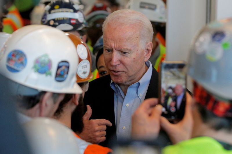 &copy; Reuters. FILE PHOTO: Democratic U.S. presidential candidate Joe Biden talks with a worker in Detroit