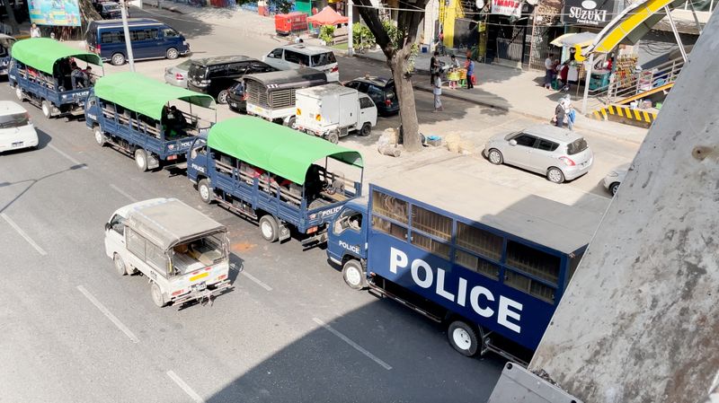 &copy; Reuters. Viaturas de polícia enfileiradas em Yangon, em Mianmar