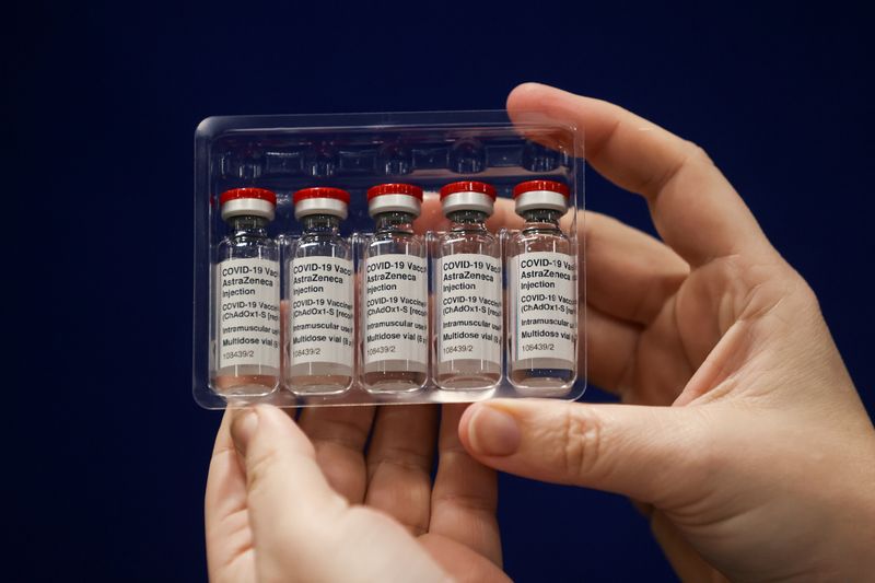 &copy; Reuters. Frascos com vacina contra Covid-19 desenvolvida pela Universidade de Oxford com a AstraZeneca em Newcastle