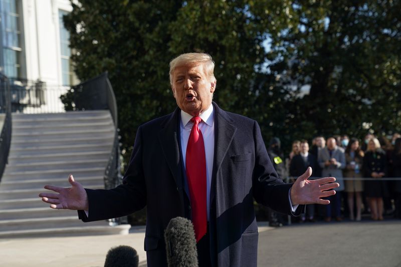 &copy; Reuters. Foto del martes del Presidente de EEUU, Donald Trump, hablando con la prensa en la Casa Blanca