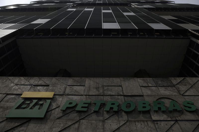 &copy; Reuters. Logo da Petrobras em sede no Rio de Janeiro