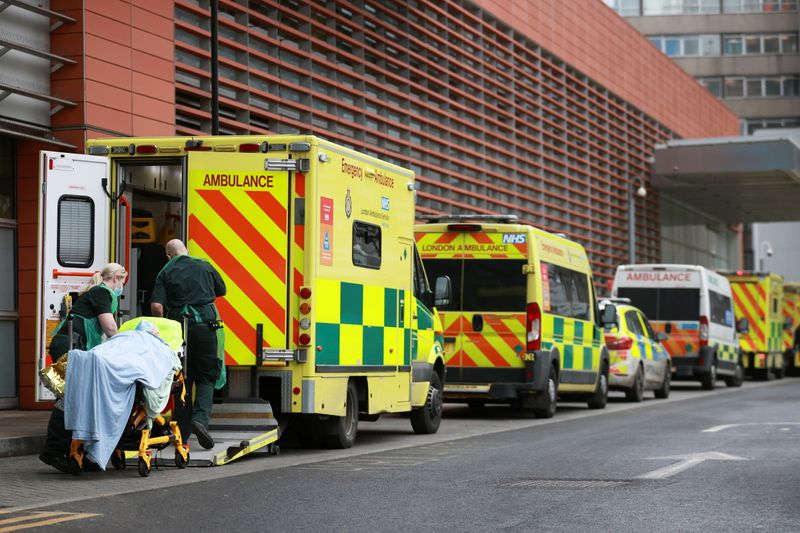 &copy; Reuters. FOTO DE ARCHIVO: Trabajadores sanitarios transportan a un paciente en el Royal London Hospital, mientras continúa la propagación de la enfermedad del coronavirus (COVID-19), en Londres