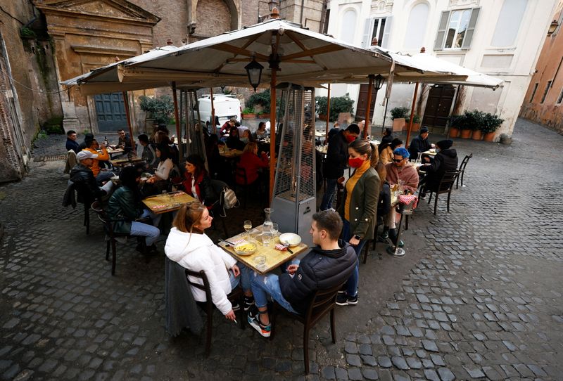 &copy; Reuters. Restaurante en Trastevere después de que se aliviaron las restricciones de la enfermedad por coronavirus (COVID-19) en la región de Lazio, Roma