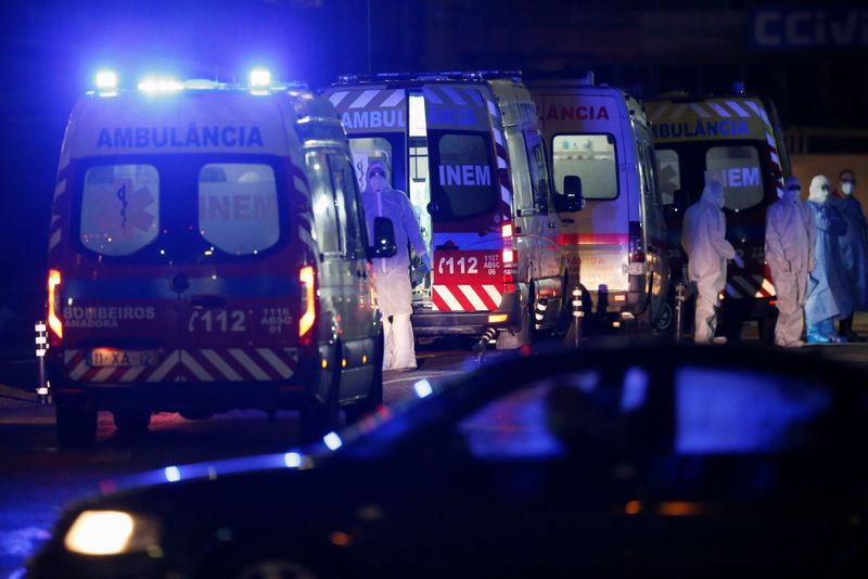 &copy; Reuters. Ambulâncias transportando pacientes com Covid-19 aguardam no Hospital Santa Maria, em Lisboa