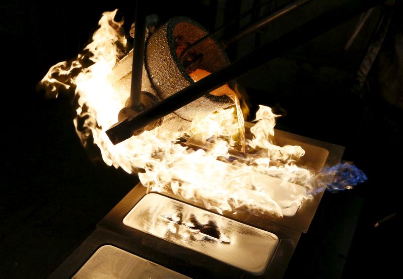 &copy; Reuters. FILE PHOTO: Ingots of 99.99 percent pure silver are cast at the Krastsvetmet Krasnoyarsk non-ferrous metals plant in the Siberian city of Krasnoyarsk, Russia