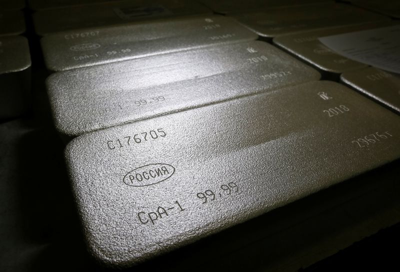 &copy; Reuters. FOTO DE ARCHIVO. Lingotes de 99,99 por ciento de plata pura se ven en la planta de metales no ferrosos Krastsvetmet en la ciudad siberiana de Krasnoyarsk