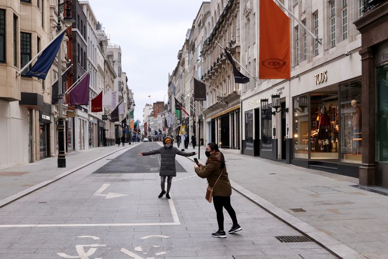 &copy; Reuters. Old Bond Street en medio de la pandemia de la enfermedad del coronavirus (COVID-19) en Londres