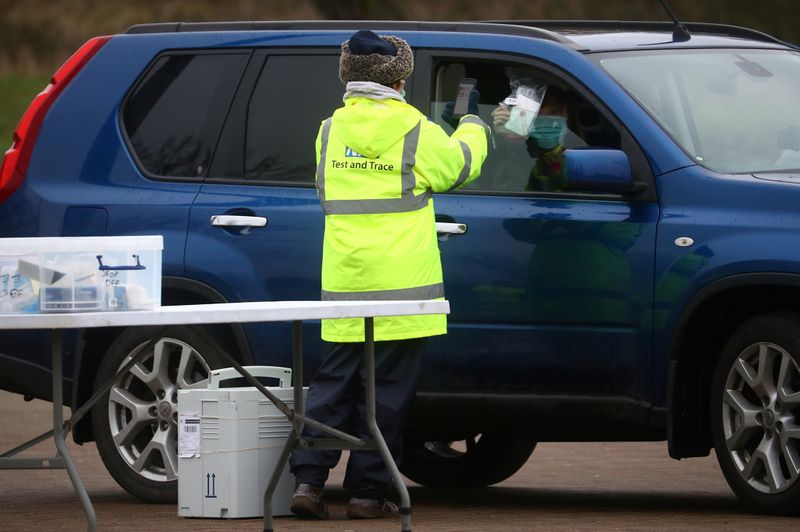 © Reuters. Realização de testes de Covid-19 em Woking, Reino Unido