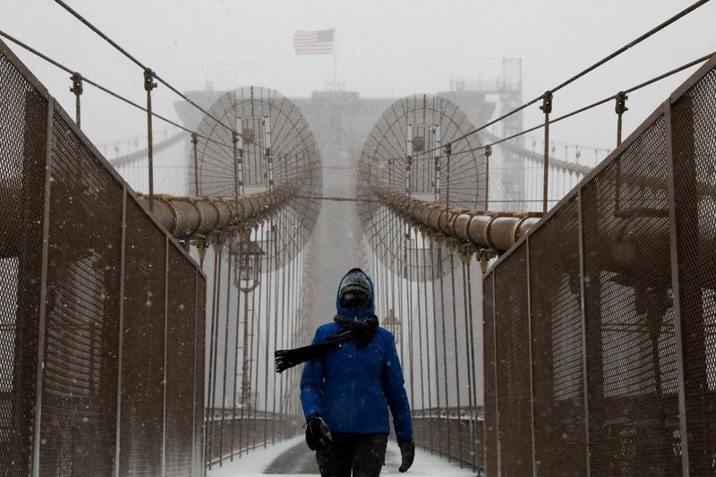 © Reuters. Snow storm in New York City