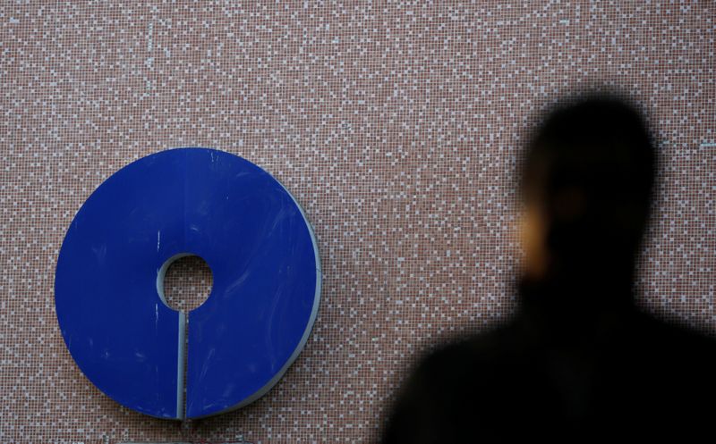 © Reuters. A man walks past a logo of State Bank of India outside a branch in New Delhi