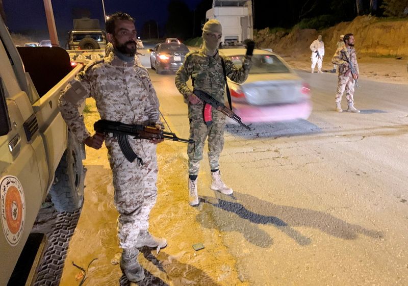 &copy; Reuters. طريق ساحلي مغلق وطريق صحراوي التفافي خطير يبرز التحديات أمام السلام في ليبيا