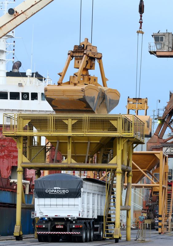 &copy; Reuters. Carregamento de soja no porto de Paranaguá, Paraná