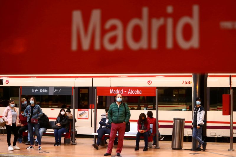 &copy; Reuters. Passageiros com máscaras de proteção na estação de Atocha, em Madri