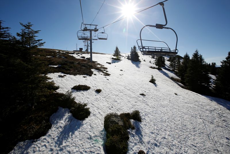 © Reuters. FRANCE/SKI: LES REMONTÉES MÉCANIQUES RESTERONT FERMÉES EN FÉVRIER