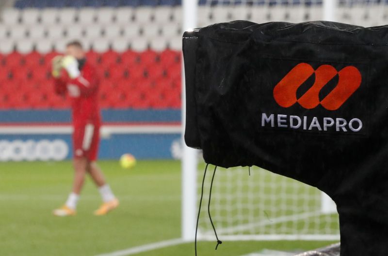 © Reuters. FOOTBALL: LA LFP NE PARVIENT PAS À ATTRIBUER LES DROITS TÉLÉVISÉS