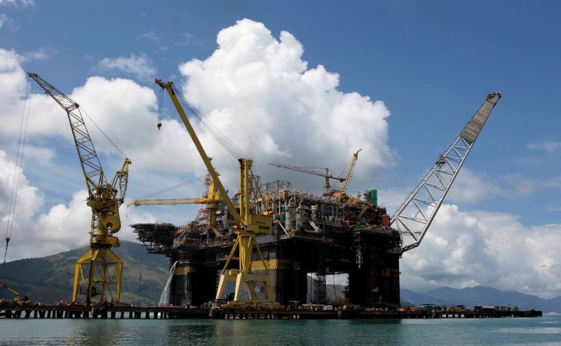 &copy; Reuters. Foto aérea durante construção da plataforma P-56 para a Petrobras em Angra dos Reis, no Rio de Janeiro