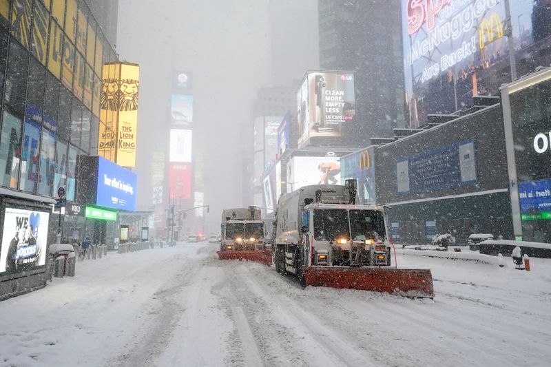 &copy; Reuters. Máquinas quitanieves limpian Times Square, en Nueva York, EEUU.