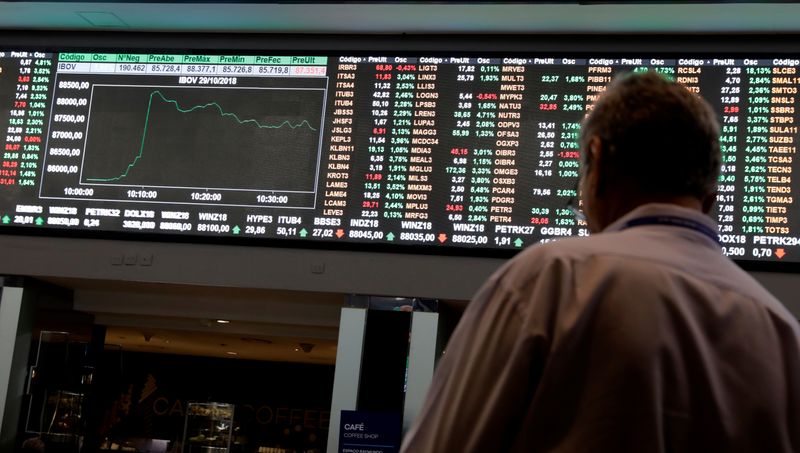 &copy; Reuters. Imagen de archivo de un visitante observando una pantalla electrónica con cotizaciones de acciones en la bolsa B3 de Sao Paulo, Brasil