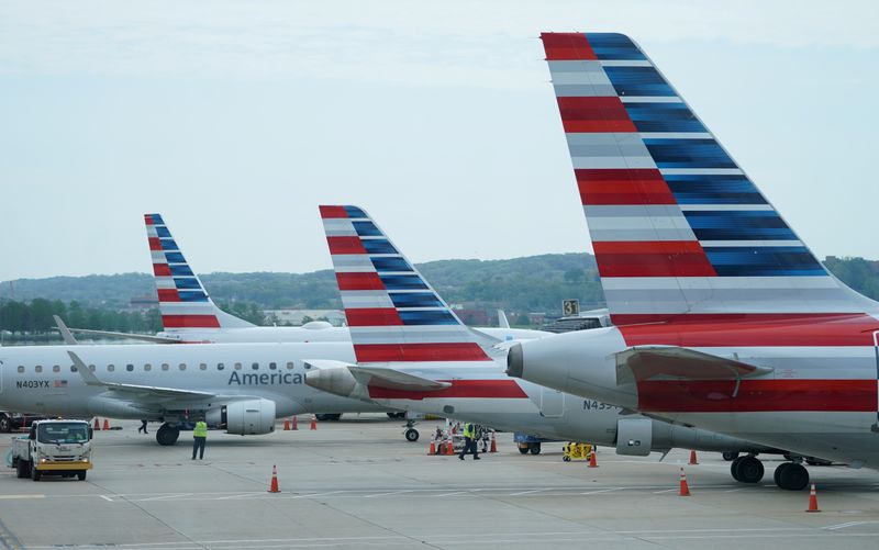 © Reuters. FILE PHOTO: American Airlines jets sit at gates at Washington's Reagan National airport in Washington