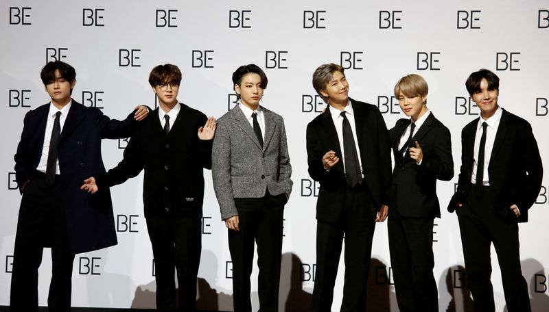 © Reuters. FILE PHOTO: Members of K-pop boy band BTS pose for photographs during a news conference  in Seoul