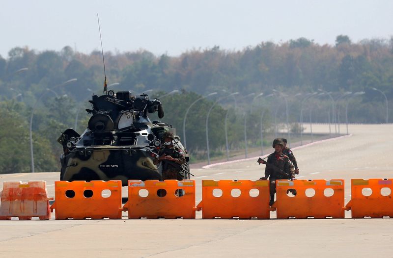 &copy; Reuters. FILE PHOTO: Myanmar&apos;s military checkpoint is seen on the way to the congress compound in Naypyitaw, Myanmar