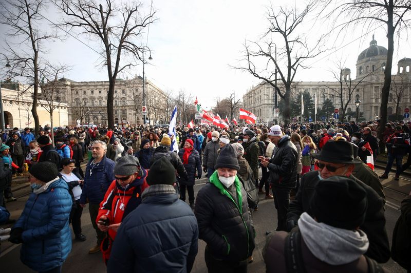 &copy; Reuters. Foto de archivo ilustrativa de una manifestación en Viena contra las medidas del gobierno de Austria contra el coronavirus