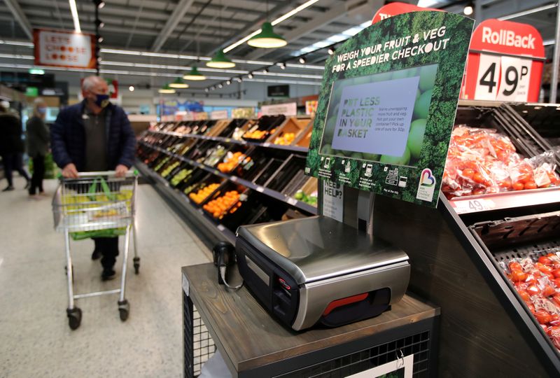 © Reuters. FILE PHOTO: Scales to weigh loose fresh produce are seen in the UK supermarket Asda in Leeds