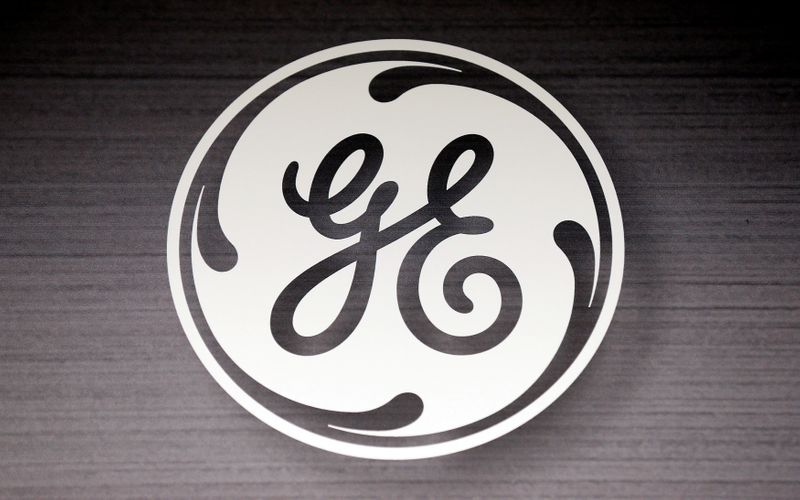 © Reuters. FILE PHOTO: The General Electric logo is seen in a Sears store in Schaumburg