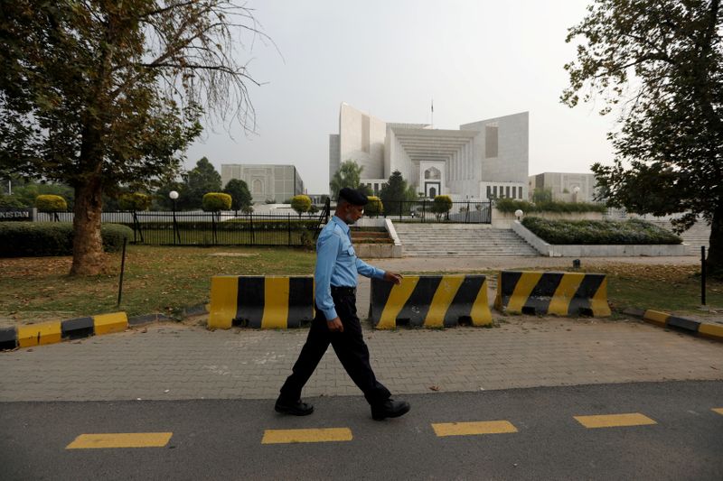 &copy; Reuters. FILE PHOTO: A policeman walks past the Supreme Court building in Islamabad