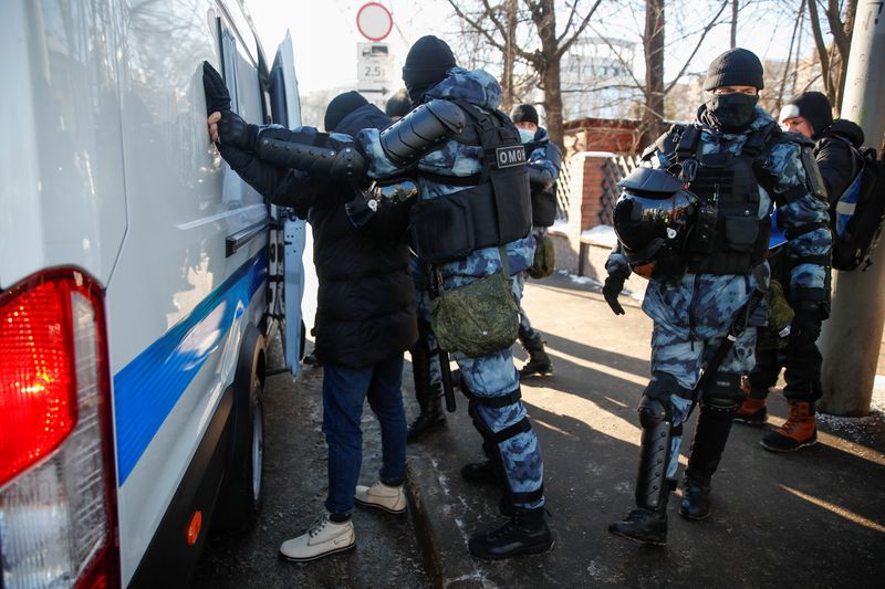 &copy; Reuters. الشرطة الروسية تعتقل 20 شخصا أمام محكمة قبل النطق بالحكم على نافالني