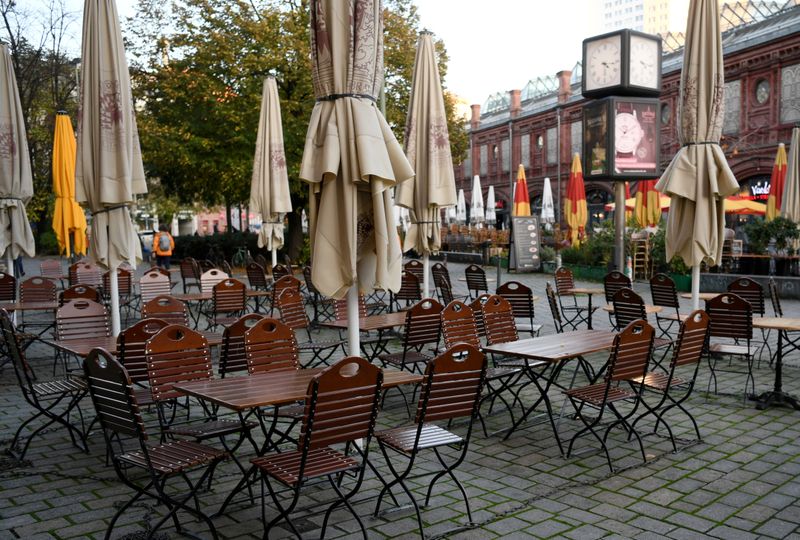 &copy; Reuters. Cadeiras e mesas vazias em restaurante de Berlim durante pandemia de coronavírus