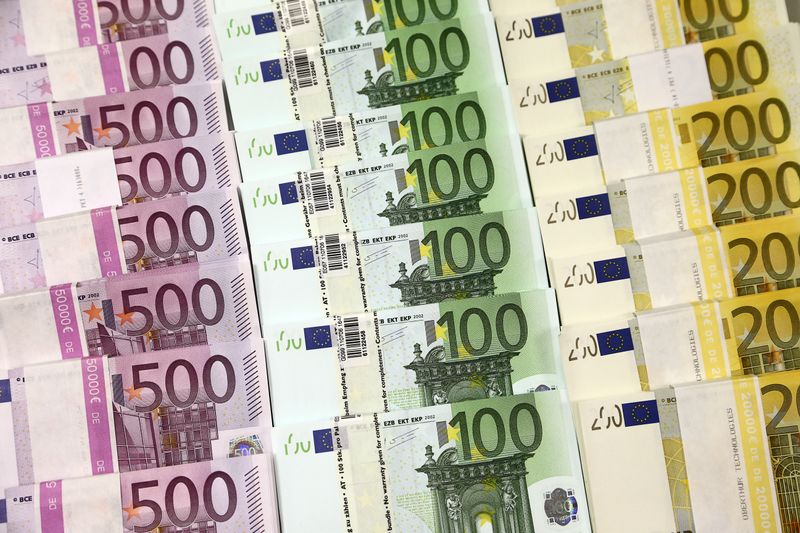 © Reuters. FOTO DE ARCHIVO. Billetes de euro en el Banco Nacional de Croacia, en Zagreb
