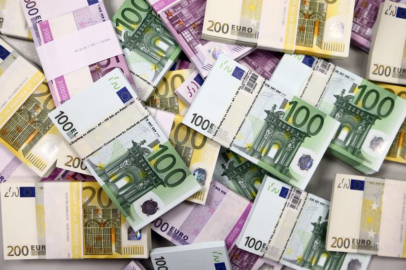 © Reuters. FOTO DE ARCHIVO. Billetes de euro en el Banco Nacional de Croacia, en Zagreb