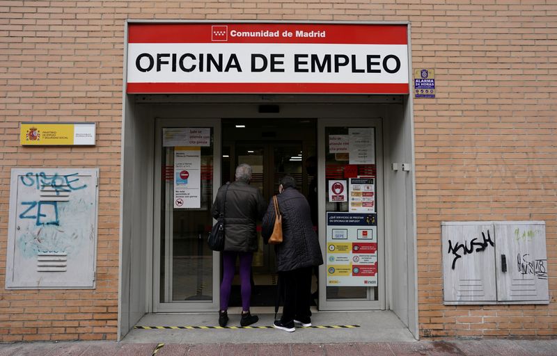 &copy; Reuters. Pessoas esperam atendimento em posto de emprego do governo em Madri em meio à pandemia de coronavírus
