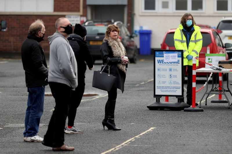 &copy; Reuters. Pessoas fazem fila para teste de detecção da Covid-19 em Walsall, no Reino Unido