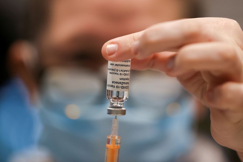 &copy; Reuters. Un operatore sanitario estrae una dose del vaccino AstraZeneca contro il Coronavirus nel centro vaccinale Newcastle Eagles Community Arena