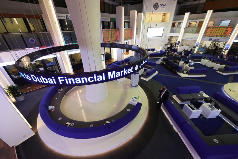 &copy; Reuters. سوقا الأسهم في الإمارات تواصلان المكاسب والبورصة السعودية تتراجع