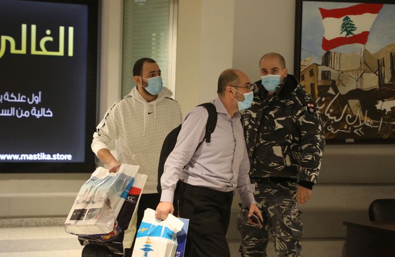 &copy; Reuters. وصول ثمانية لبنانيين إلى بيروت أفرجت عنهم الإمارات