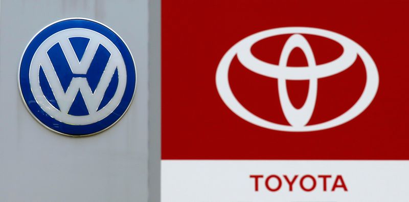 &copy; Reuters. I loghi di Volkswagen  e Toyota Motor Corp presso una concessionaria