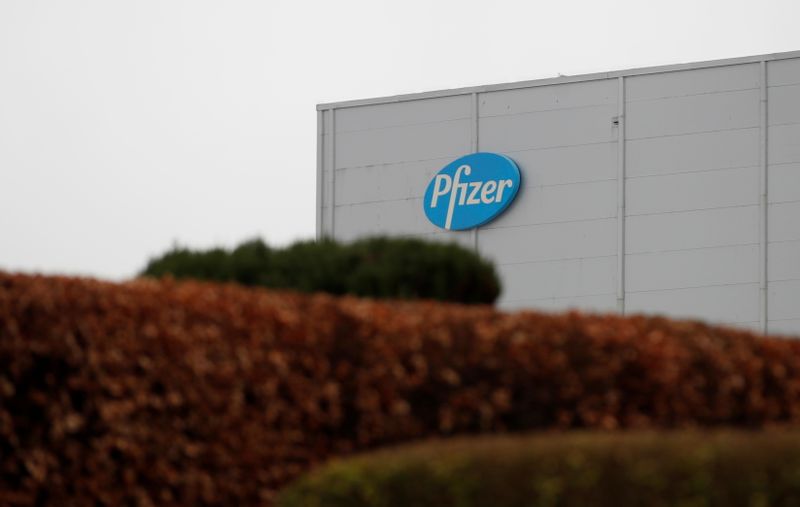 &copy; Reuters. FOTO DE ARCHIVO: El logotipo de Pfizer en su centro de suministro global en Havant