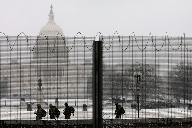 &copy; Reuters. FOTO DE ARCHIVO: Miembros de la Guardia Nacional frente al Capitolio en Washington D. C.