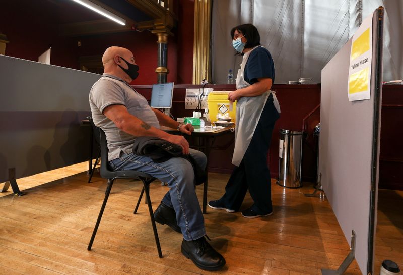 &copy; Reuters. FOTO DE ARCHIVO: Un hombre sentado en una cabina de vacunación en un centro de Hartlepool