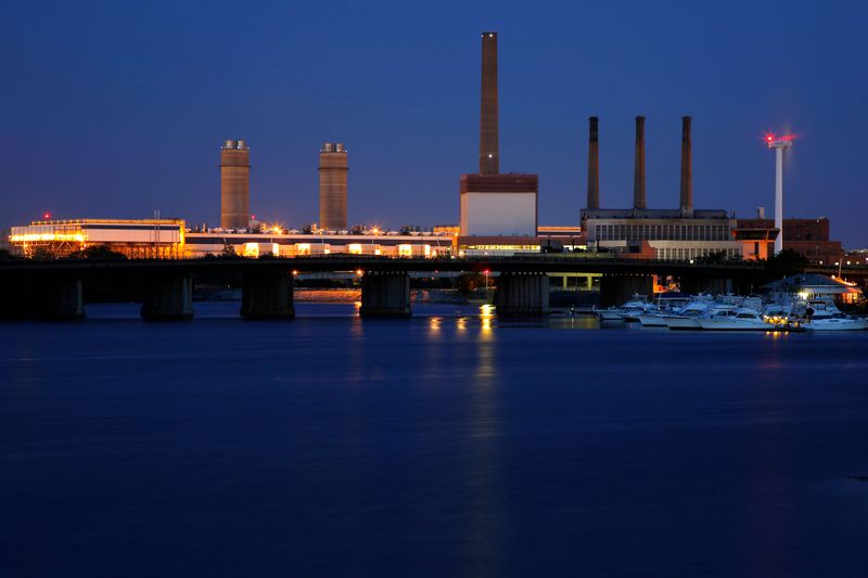 &copy; Reuters. A Massachusetts Water Resources Authority wind turbine turns beside a 2002 megawatt fossil fuel power plant in Charlestown