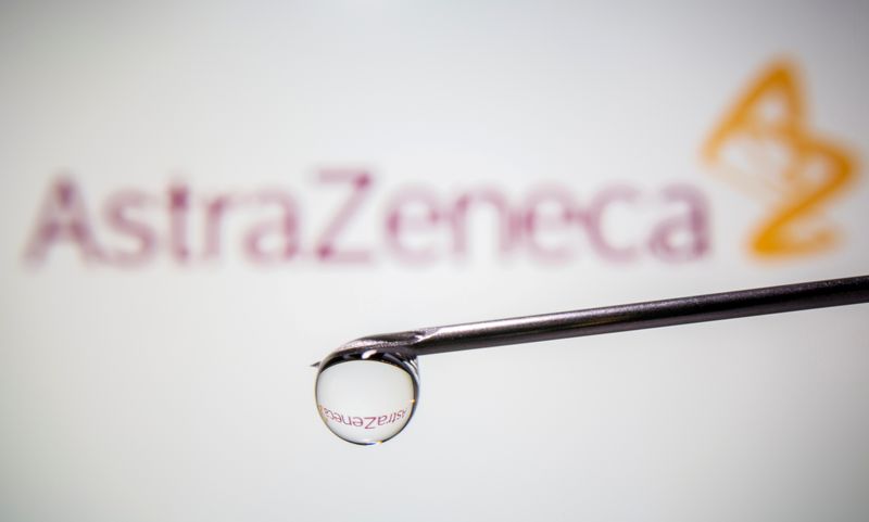 © Reuters. Il logo di AstraZeneca si riflette in una goccia sull'ago di una siringa