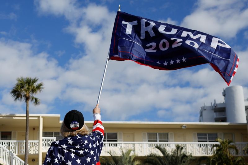 &copy; Reuters. トランプ派「愛国者党」支持者、フェイスブックで急増＝調査