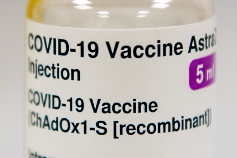 &copy; Reuters. Frasco de vacina contra Covid-19 da AstraZeneca em Dundee, na Escócia
