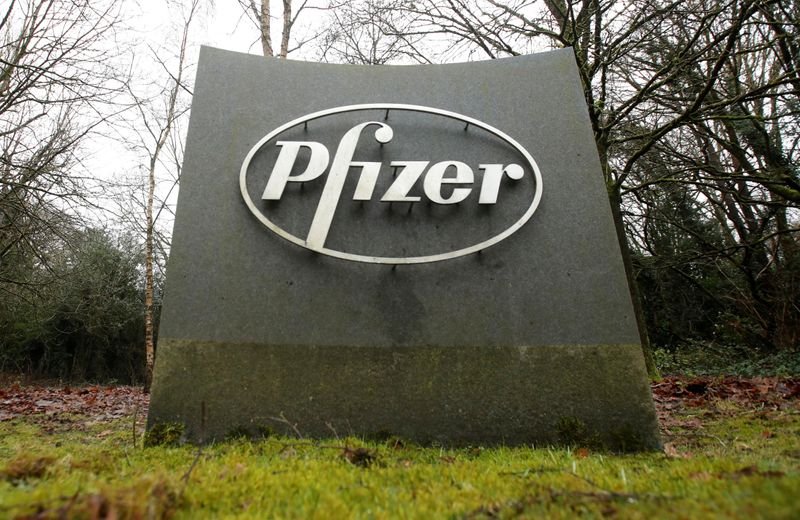 © Reuters. FILE PHOTO: The Pfizer logo is seen at their UK commercial headquarters in Walton Oaks